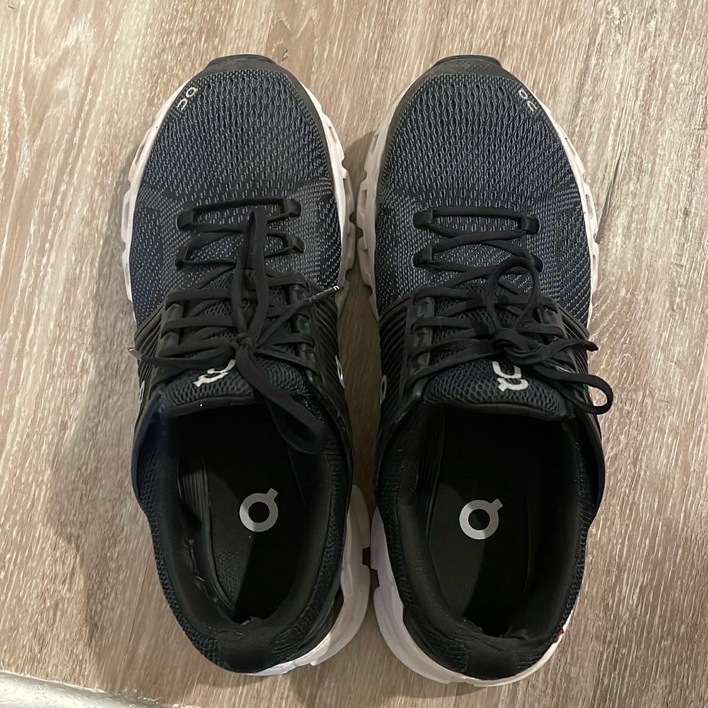 On cloud women’s 7.5 last chance before landfill